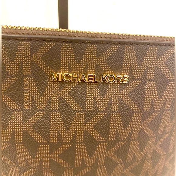Michael Kors Jet Set Logo Bag - Picture 3 of 8